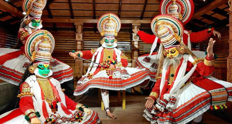 Lebendige Kathakali-Performer in aufwendigem Make-up und Kostümen in einem hölzernen Theater in Kerala