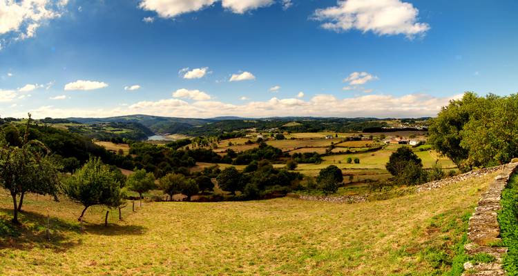 Una vista panorámica del campo con colinas distantes.