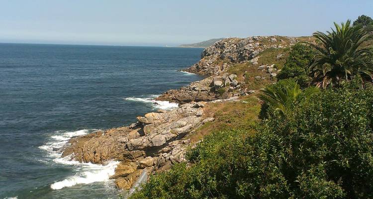 Een ruige kustlijn met kliffen en oceaan.