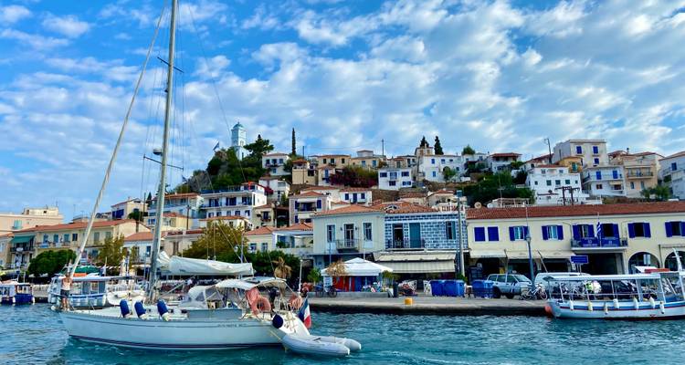 Une ville côtière dynamique avec une marina pleine de bateaux.