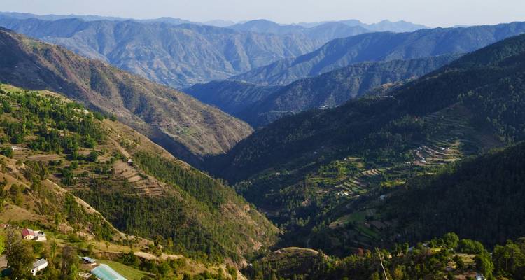 Een panoramisch uitzicht op weelderige groene heuvels en valleien.