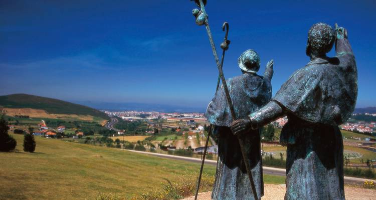 Des statues dominant un vaste paysage.