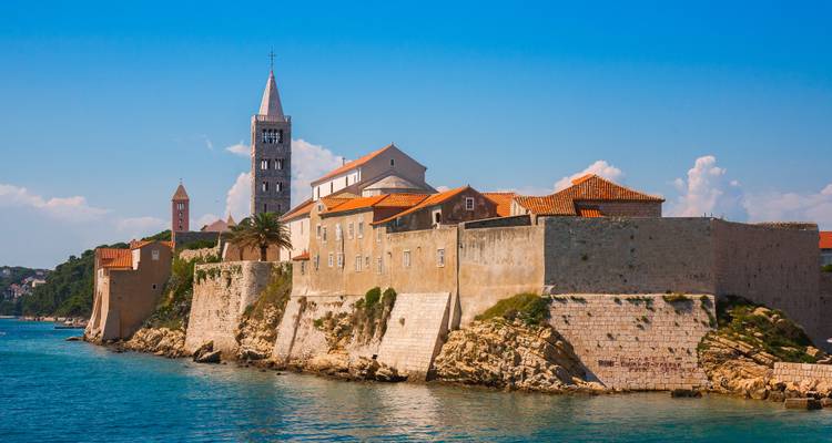 Remparts fortifiés d'une ville côtière historique.