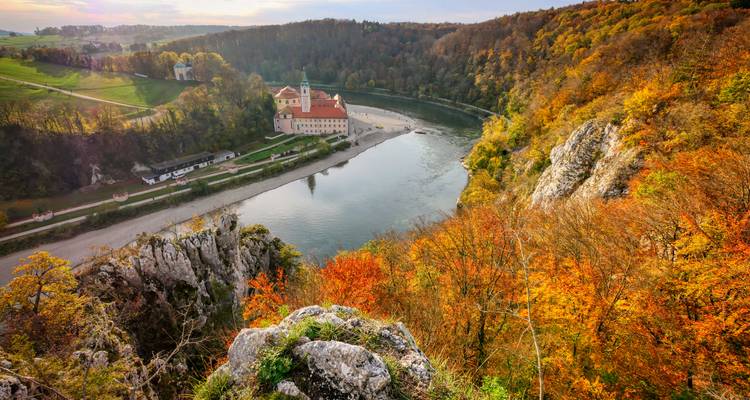 Schilderachtig uitzicht op een rivierbocht in de herfst met kleurrijke bomen.