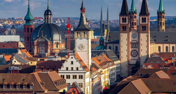 Stadsgezicht van Würzburg met opvallende kerktorens en historische architectuur.