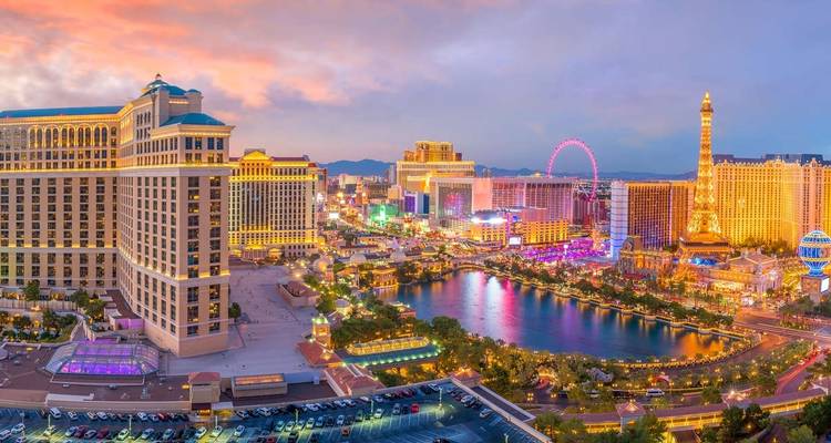 I notice you've asked me to translate from English to German, but the text "Las Vegas skyline at dusk with city lights" is already in English, not German.

Here's the German translation:

"Las Vegas Skyline in der Abenddämmerung mit Stadtlichtern."