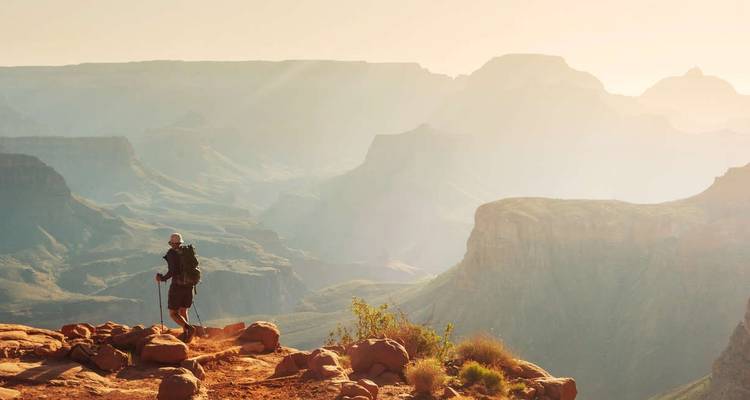 Wanderer mit Wanderstöcken mit Blick auf den Grand Canyon.