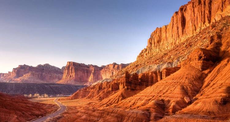 Capitol Reef Nationaal Park met kronkelende weg.