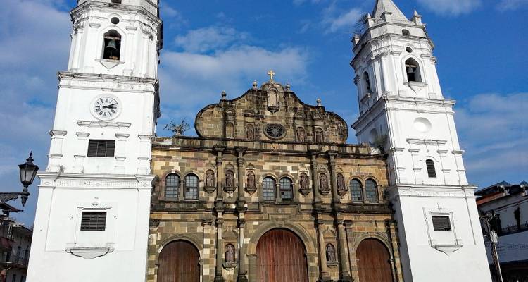 Cathédrale historique avec tours jumelles.