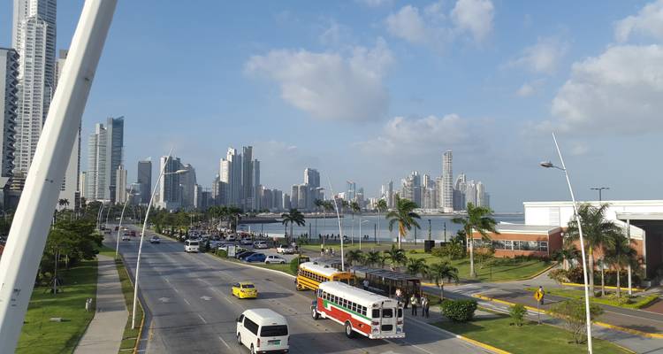 Vue aérienne d'une ville moderne avec des gratte-ciel.