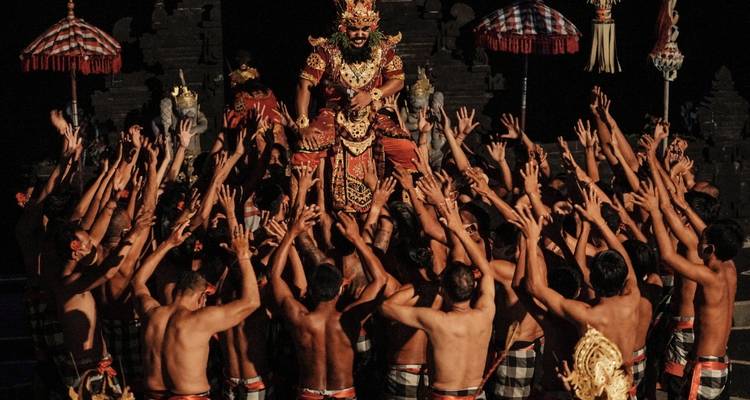 Spectacle de danse balinaise traditionnelle avec un grand groupe d'interprètes.
