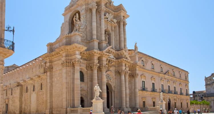 Impressionnante façade baroque de la cathédrale de Syracuse qui s'élève au-dessus d'une piazza ensoleillée remplie de touristes.