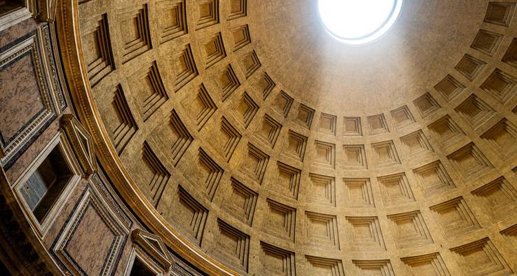 Opwaartse blik op de gecoffreerde koepel van het Pantheon met cirkelvormige oculus die natuurlijk licht naar binnen laat stromen.