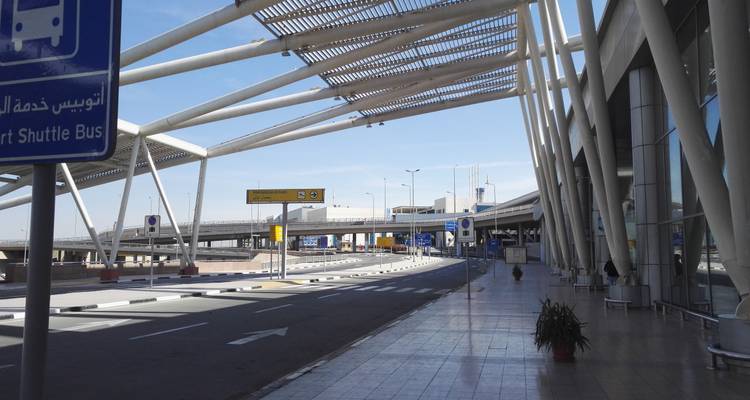 Buitenaanzicht van een moderne luchthaventerminal met draagbalken.