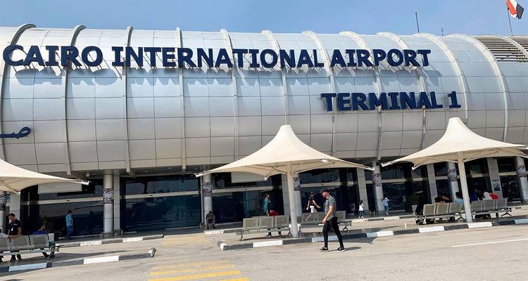 Caïro Internationale Luchthaven Terminal 1 met heldere luchten en mensen.
