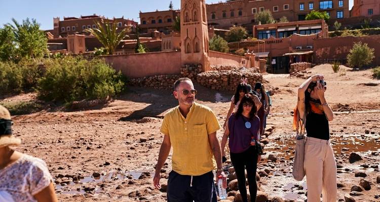 Turistas caminando en un pueblo histórico marroquí.
