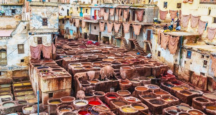 Tenerías tradicionales de cuero con fosas de tinte coloridas.