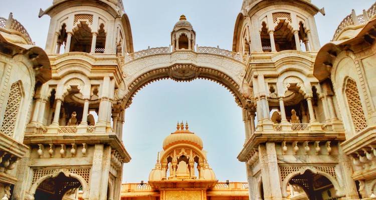 Une façade de temple complexe, avec des arches et des dômes ornementés.