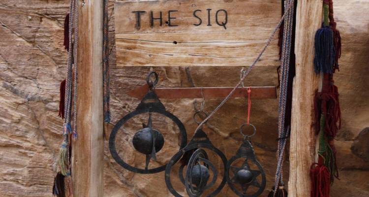 Panneau en bois indiquant la direction vers le Siq.