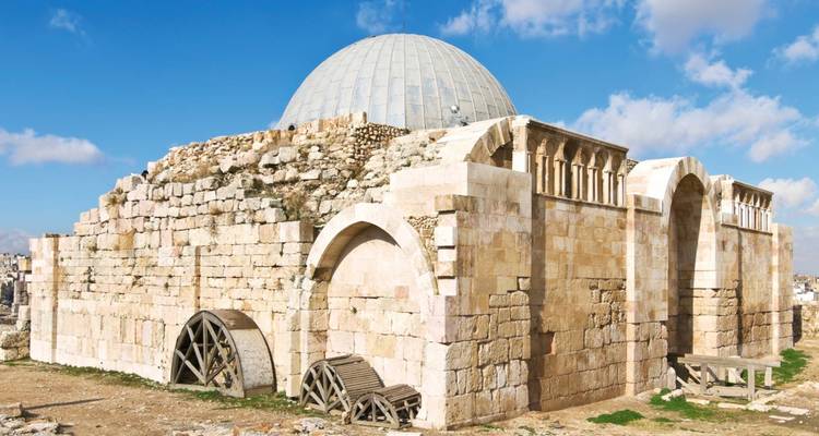Ruines d'un bâtiment romain en forme de dôme sous un ciel dégagé.