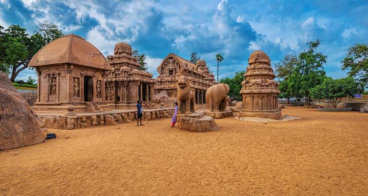 Alte geschnitzte Steinskulpturen an einer Tempelstätte.