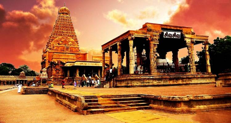 Tempel mit Turm und Steinpavillon bei Sonnenuntergang.