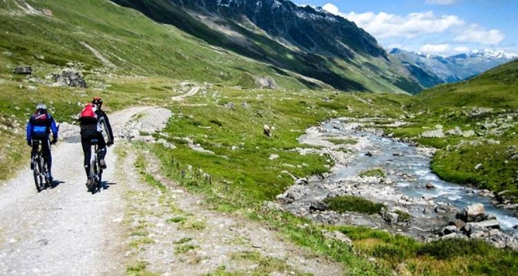 CIRCUIT CYCLISTE AU BHOUTAN : LE BHOUTAN À VÉLO - Tweet World Travel 2