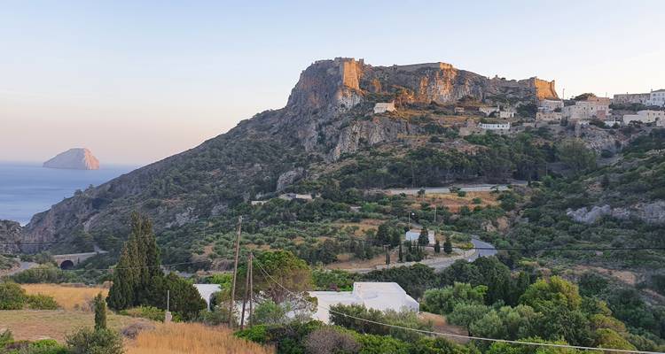 Vue de falaise avec des ruines antiques surplombant la mer.