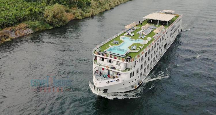 Bateau de croisière sur une rivière avec un filigrane.