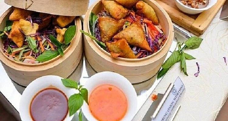 Platos de comida with samosas y salsas para mojar.