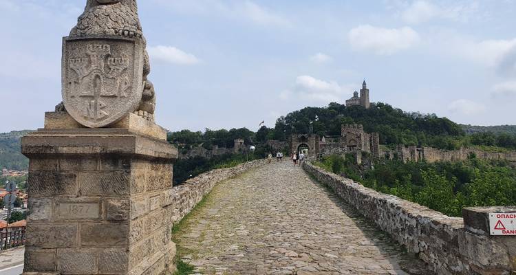 Historische Festung mit einem Kopfsteinpflasterweg in einer grünen Landschaft.