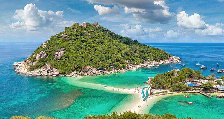 View of a tropical island with clear waters and white sandy beaches.