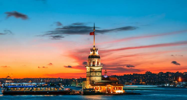 Historischer Turm am Wasser bei Sonnenuntergang