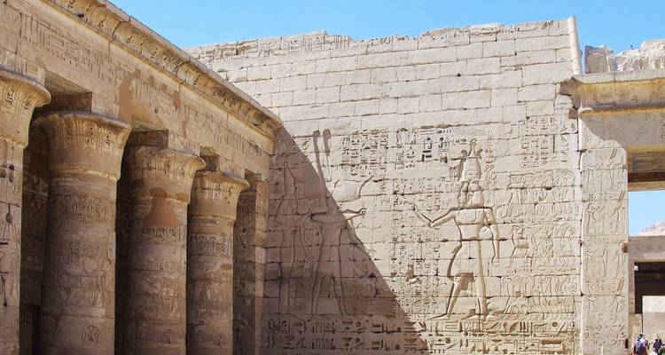 Antiguas tallas egipcias en paredes de piedra con jeroglíficos.