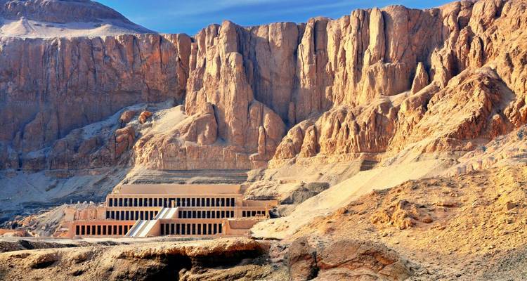 Paisaje que presenta el Templo Funerario de Hatshepsut en un telón de fondo de desierto rocoso.