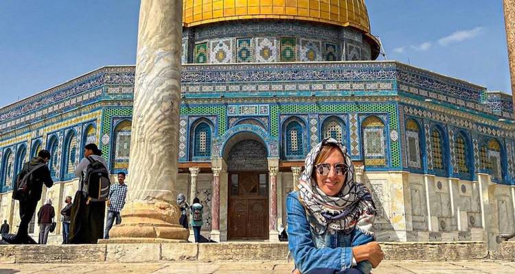 Personas reuniéndose frente a la Cúpula de la Roca.