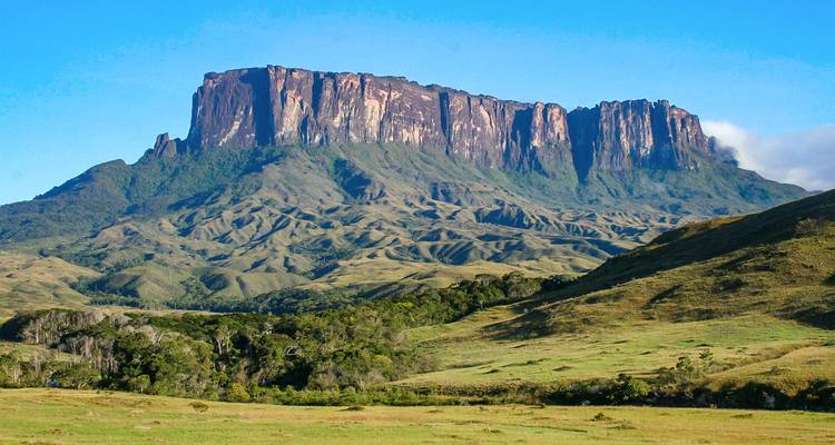 Montaña de cima plana y paisaje.