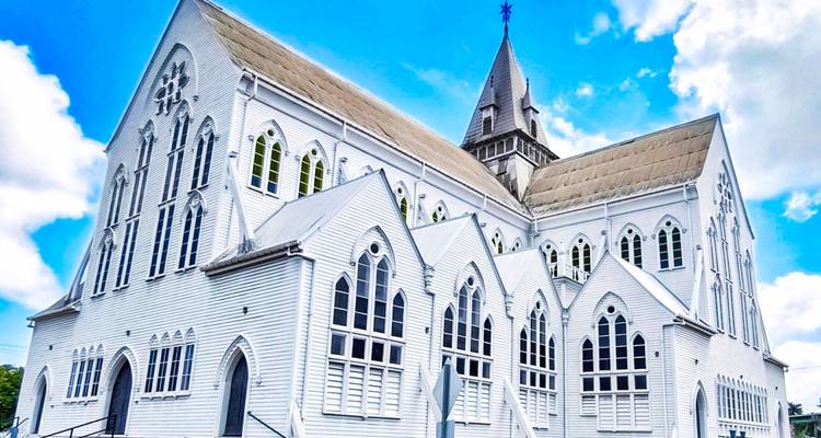 Una iglesia grande de madera blanca.