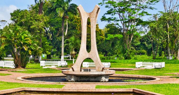 Escultura al aire libre en un entorno de parque.