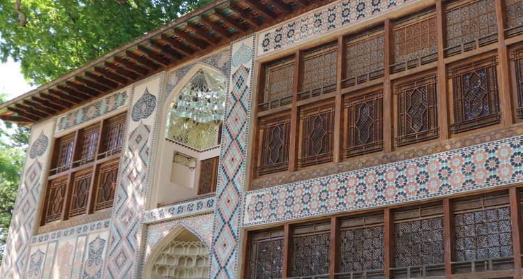 Façade de bâtiment avec des motifs décoratifs complexes.
