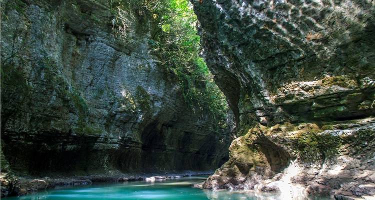 Gorge étroite avec de l'eau turquoise qui coule.