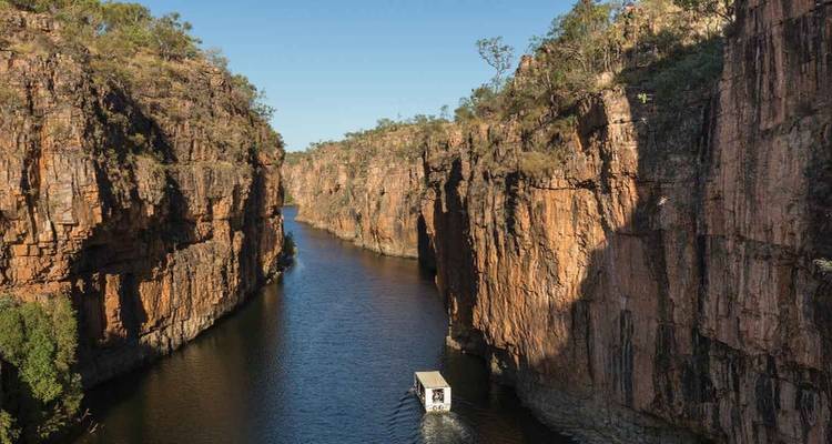 Dramatische kloof met een rivier en steile rotswanden.