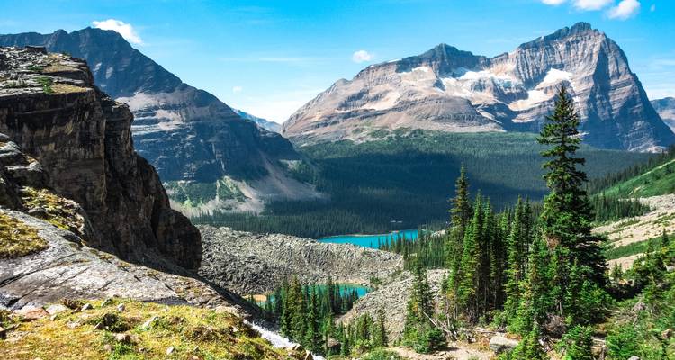 Un paysage montagneux accidenté avec un petit lac niché dans la vallée.