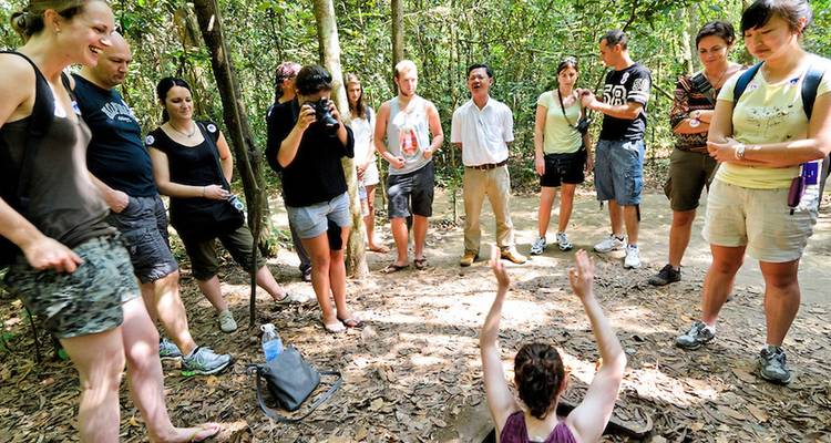 Een groep toeristen met een gids in een bosomgeving.