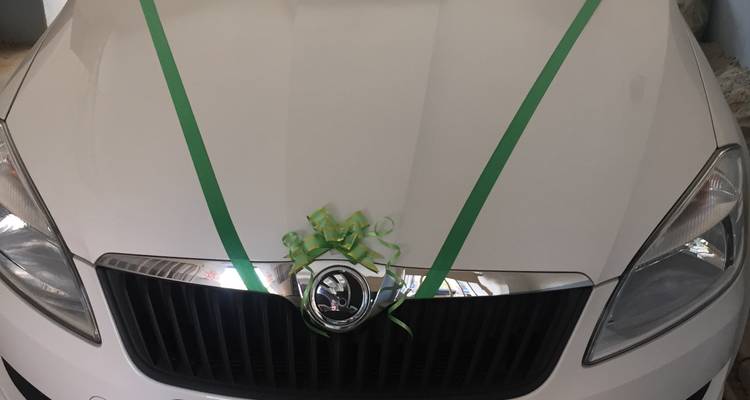 "Coche con cintas decorativas en el capó."