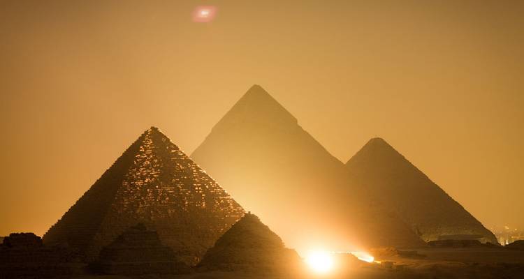 Pyramiden von Gizeh von unten beleuchtet vor einem sich verdunkelnden Himmel.