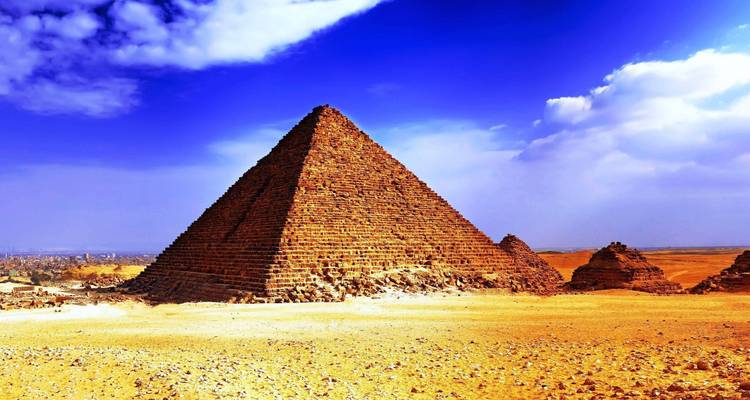 Einzelne Pyramide von Gizeh mit klarer Wüstenumgebung.