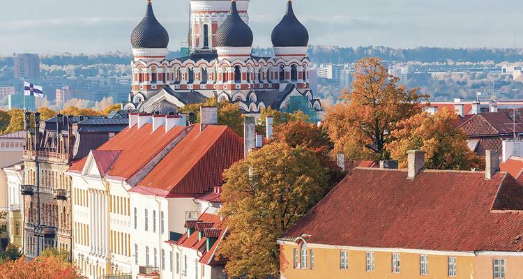 Des toits colorés et la cathédrale Alexandre Nevski aux dômes en bulbe s'élèvent au-dessus de la vieille ville de Tallinn en automne.