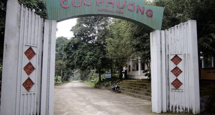 Eingangstor zum Cuc Phuong Nationalpark mit umgebender Vegetation.