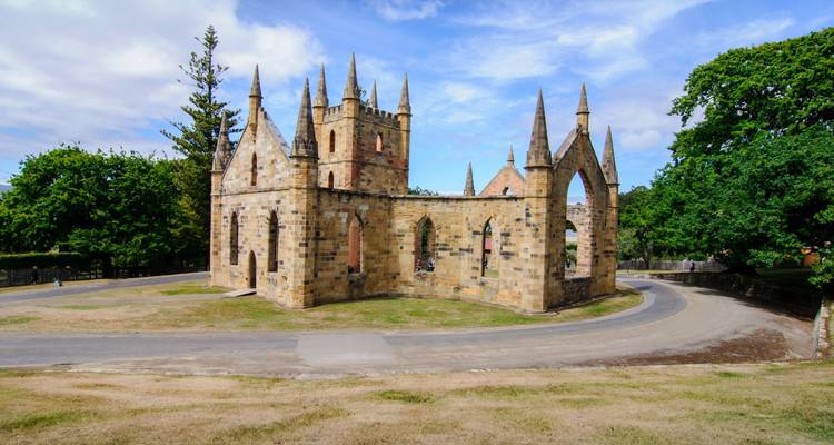 Historische ruïne in een weelderig landschap.